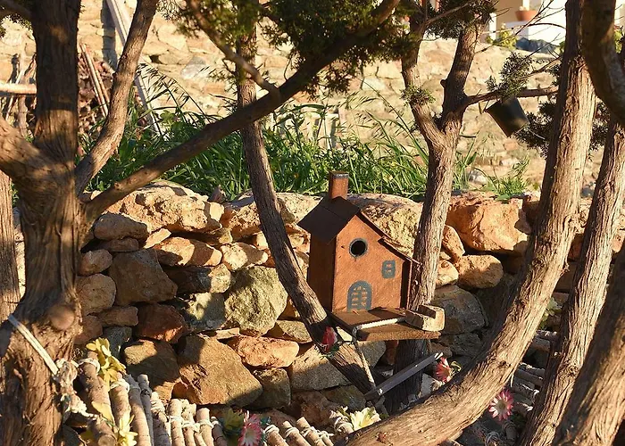 Daire Anemos And Almyra *